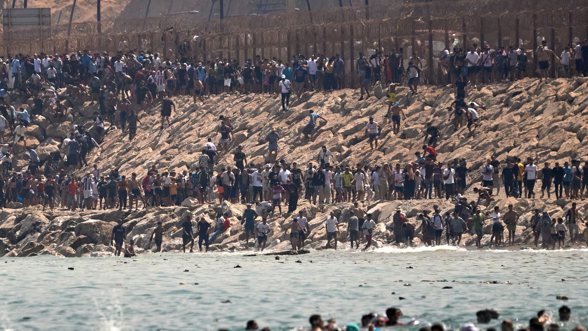 Migranten überqueren die Grenze von Marokko in die spanische Exklave Ceuta | Antonio Sempere/AP/dpa