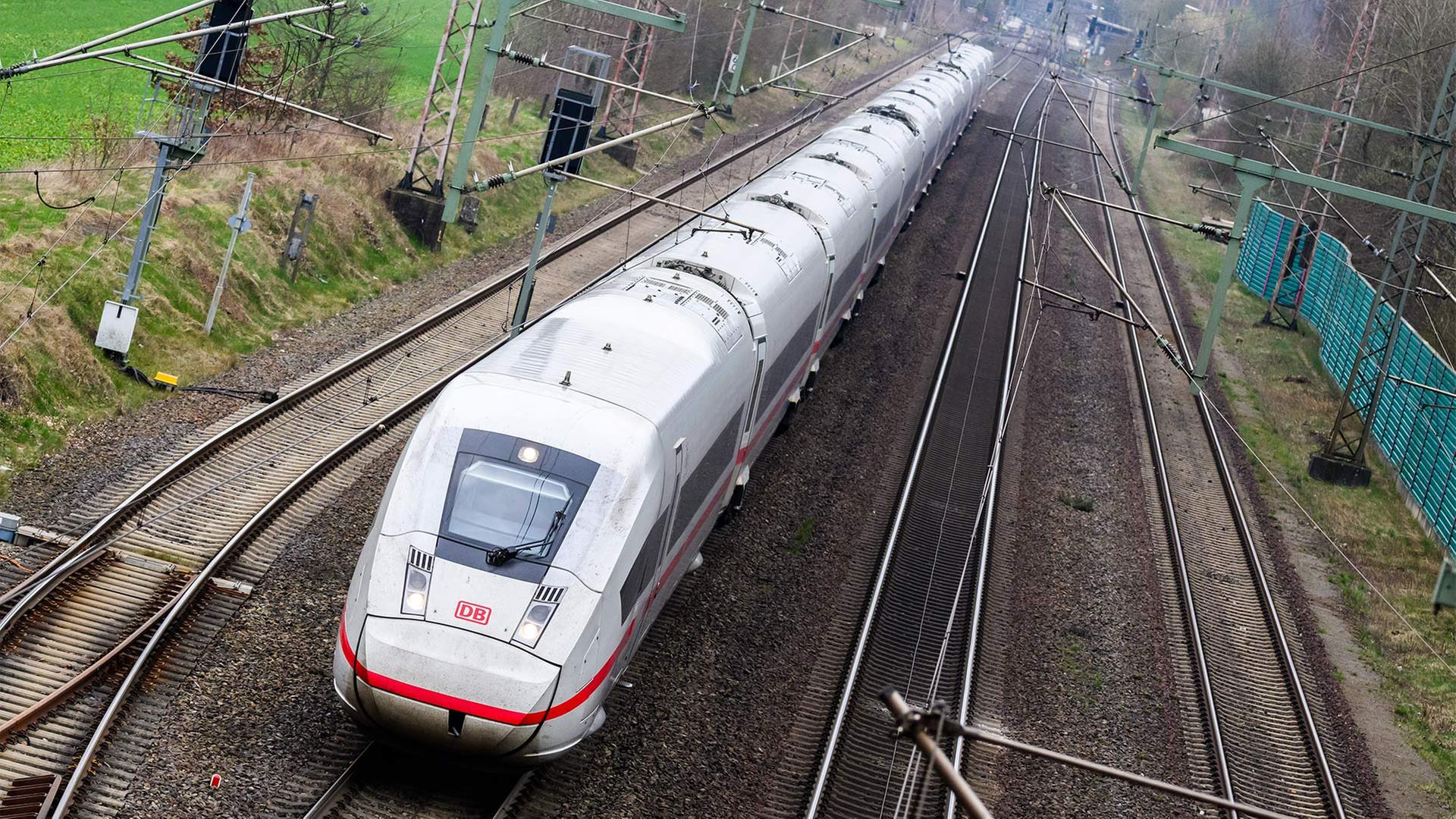 Ein ICE fährt auf der Bahntrasse zwischen Hannover und Hamburg. | picture alliance/dpa
