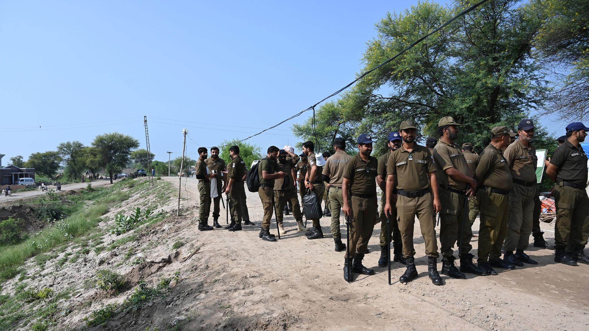 Pakistanische Polizeibeamte stehen im Distrikt Sargodha in der pakistanischen Provinz Punjab. | EPA