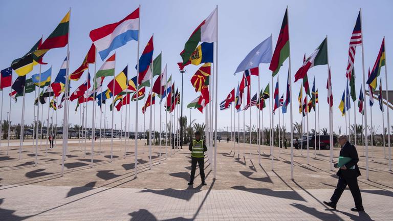 Ein Mitglied der Sicherheitskräfte steht vor dem Kongresszentrum, in dem die Jahrestagung des Internationalen Währungsfonds (IWF) und der Weltbank stattfindet.