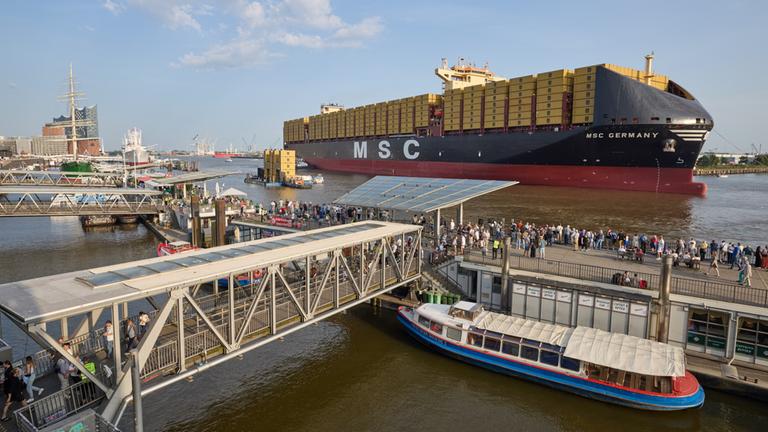 Das Containerschiff "MSC Germany" liegt im Hamburger Hafen