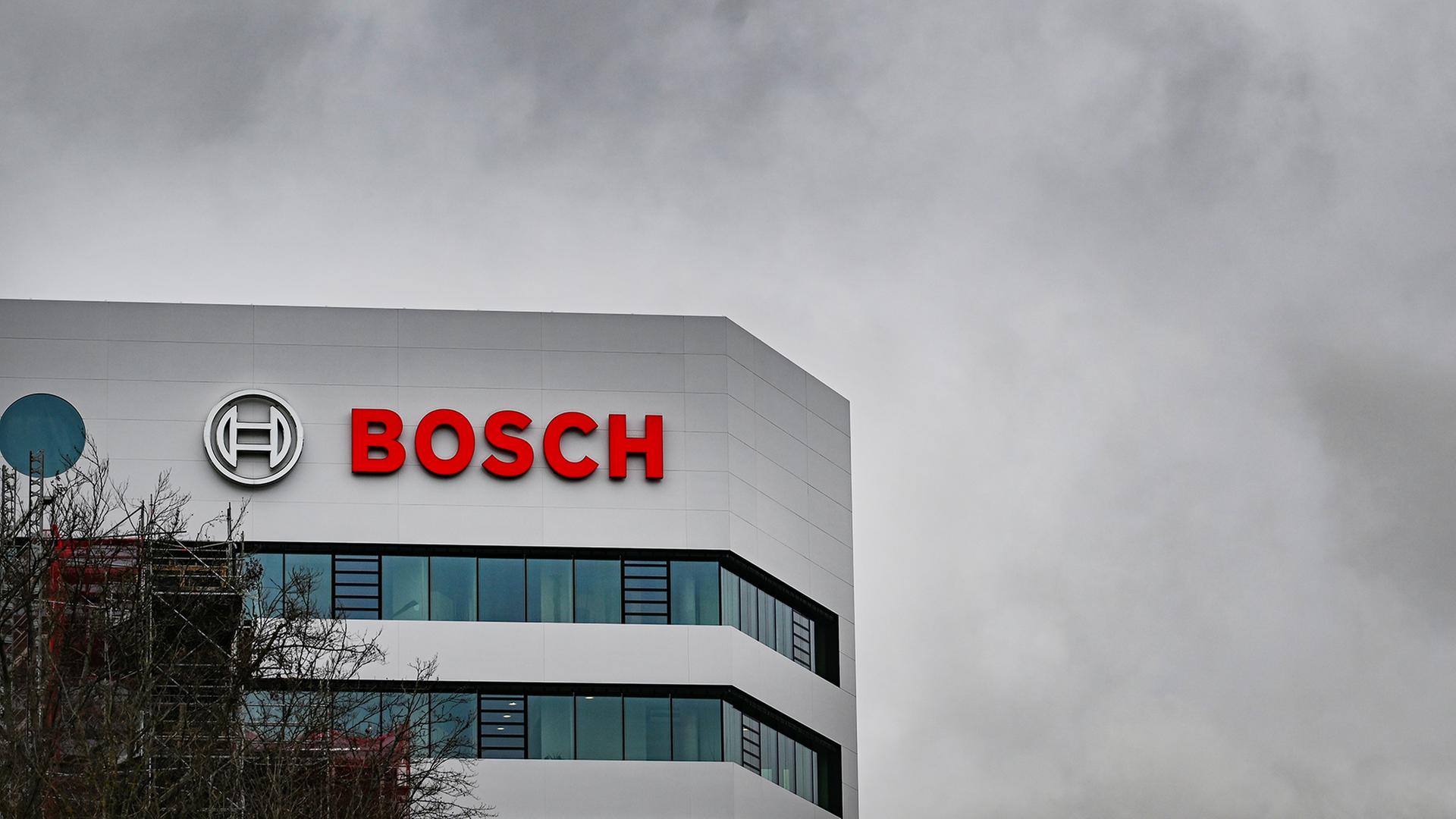Das Logo des Technologiekonzerns Bosch ist am Gebäude der Zentrale in Gerlingen zu sehen. | dpa