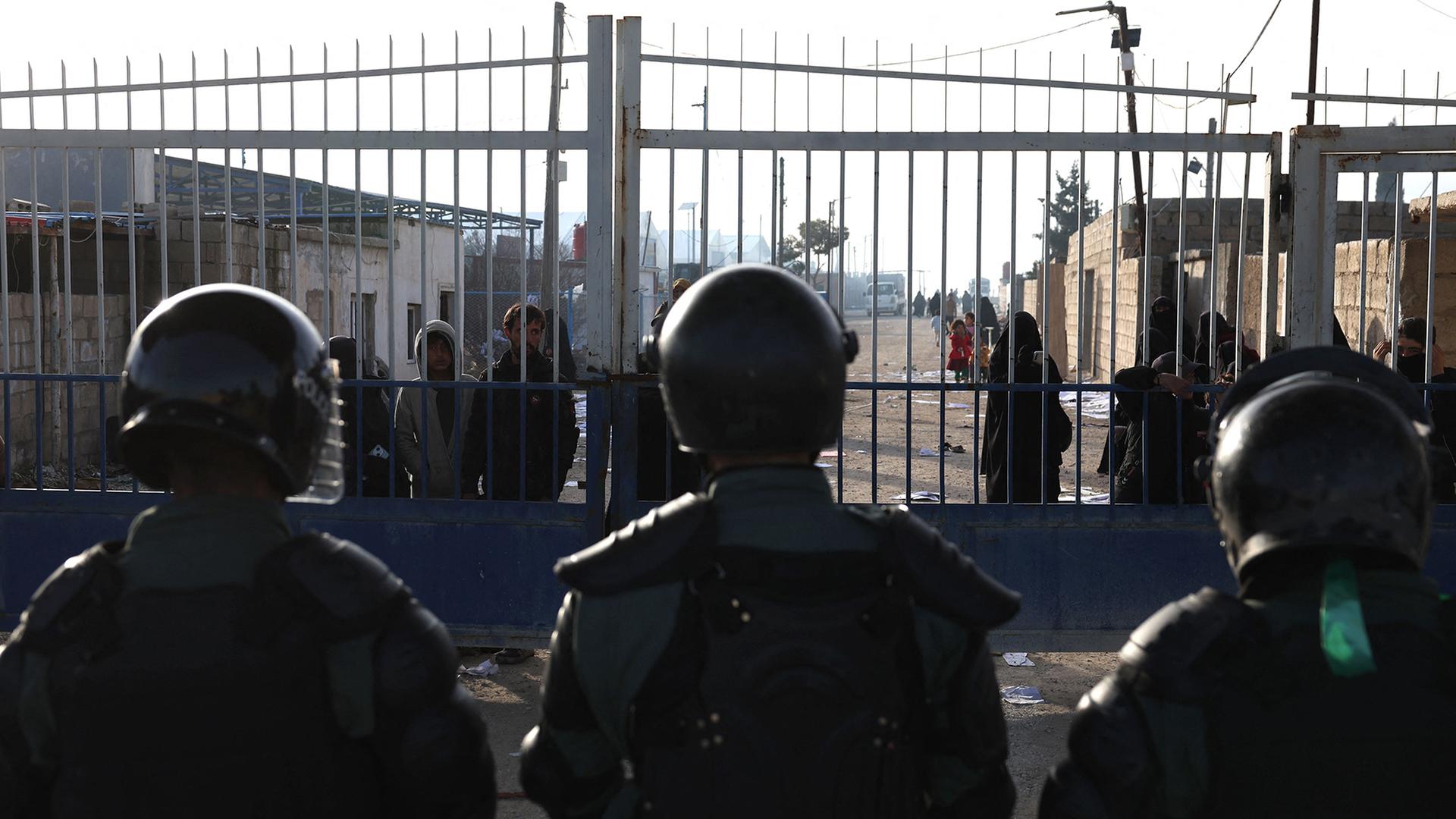 Syrische Sicherheitskräfte stehen am Eingang des Lagers Al-Hol in der Wüstenregion der syrischen Provinz Hasakeh Wache. | AFP