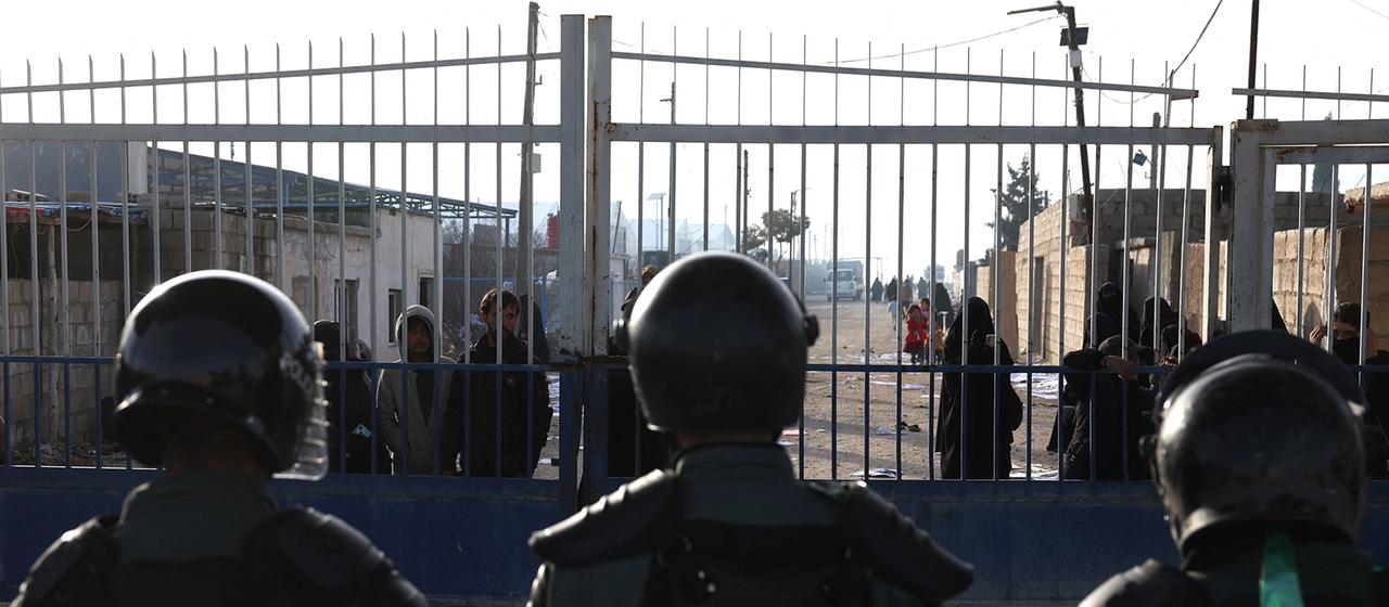 Syrische Sicherheitskräfte stehen am Eingang des Lagers Al-Hol in der Wüstenregion der syrischen Provinz Hasakeh Wache.
