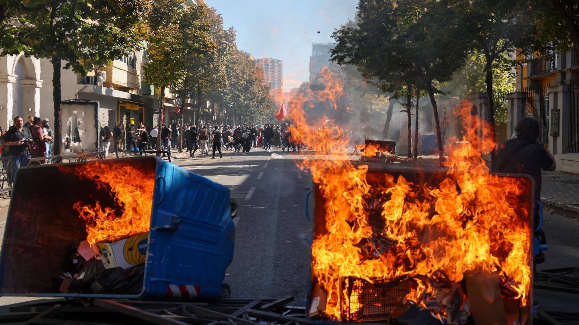 Mülltonnen brennen auf einer Straße der albanischen Hauptstadt Tirana. | AFP