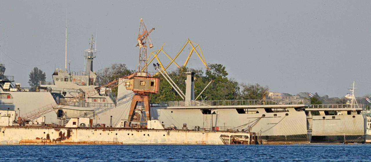 Schiffe der kubanischen Küstenwache im Hafen von Havanna.
