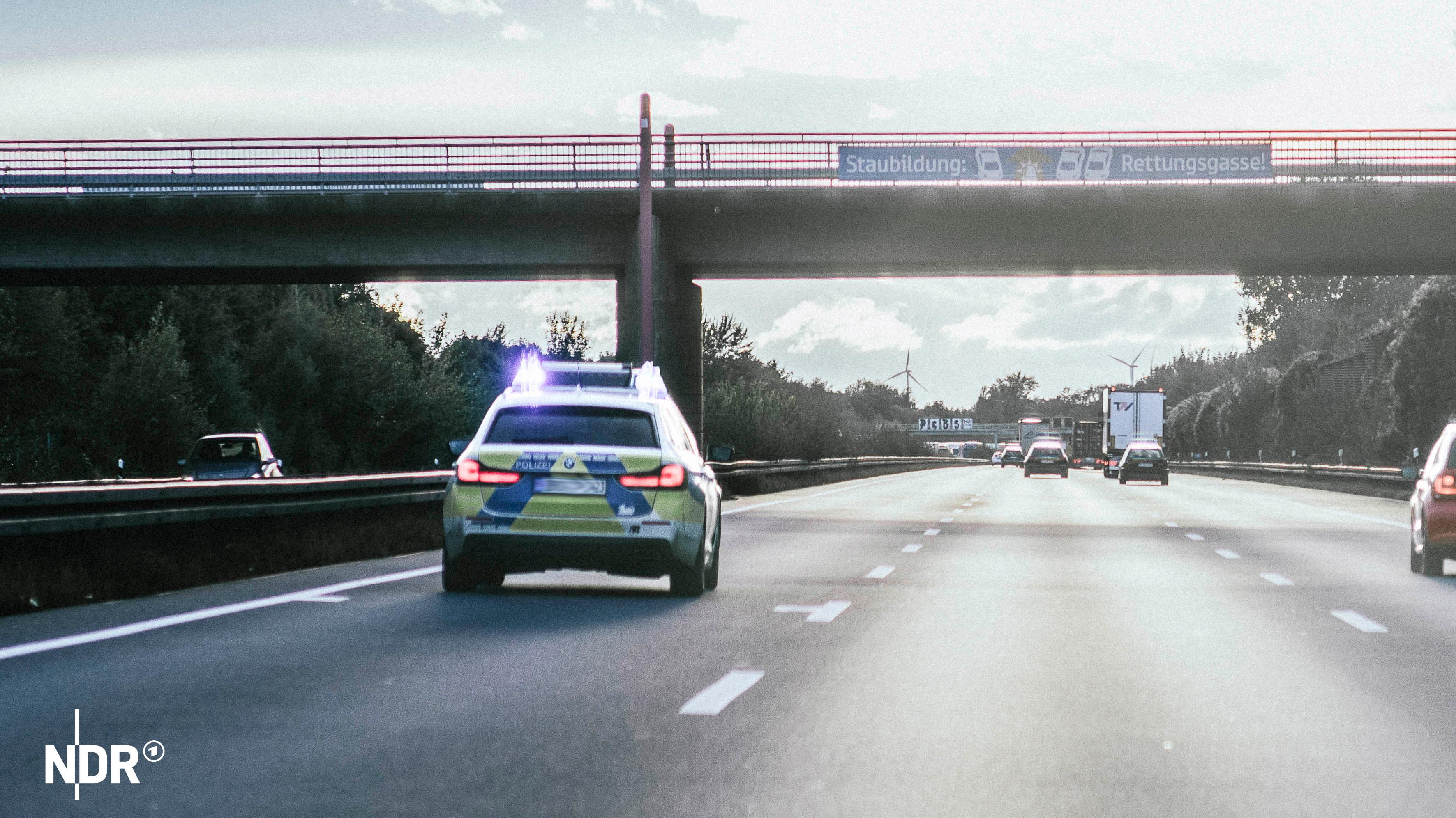 Ein Einsatzfahrzeug der Autobahnpolizei fährt mit eingeschaltetem Blaulicht auf einer dreispurigen Autobahn. | NDR Ein Einsatzfahrzeug der Autobahnpolizei fährt mit eingeschaltetem Blaulicht auf einer dreispurigen Autobahn.