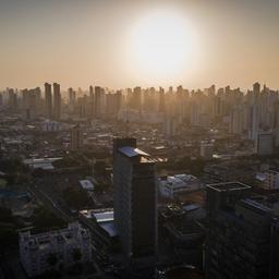 Die Sonne über der Skyline von Belém.