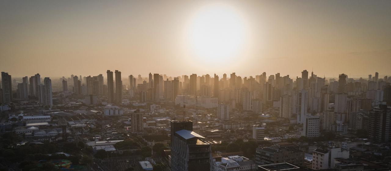 Die Sonne über der Skyline von Belém.