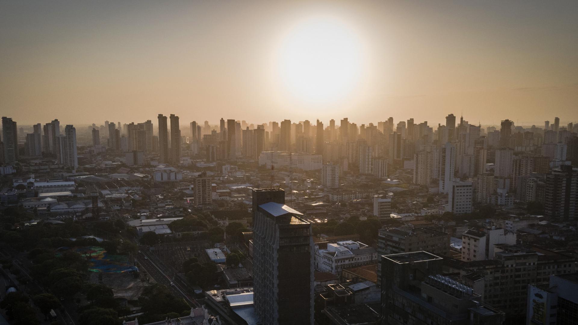 Die Sonne über der Skyline von Belém.