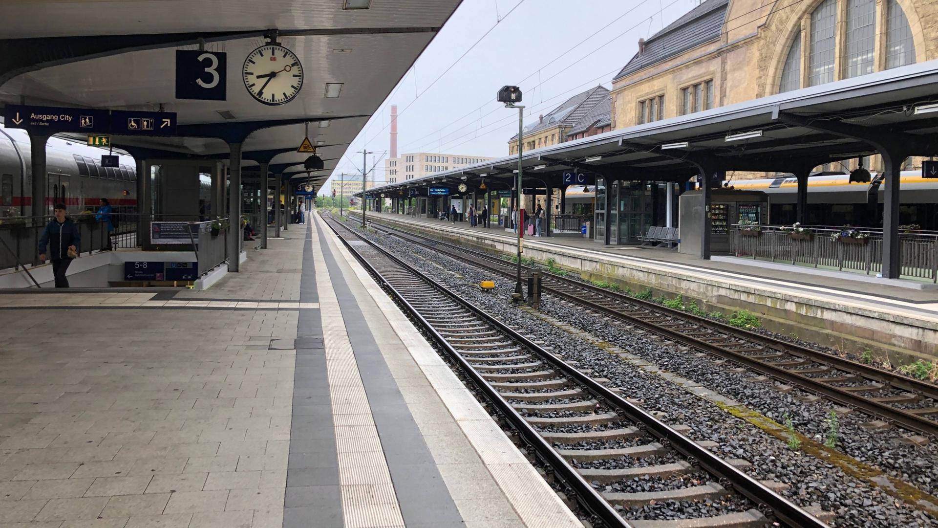 Mädchen bedroht Zugbegleiter mit Messer