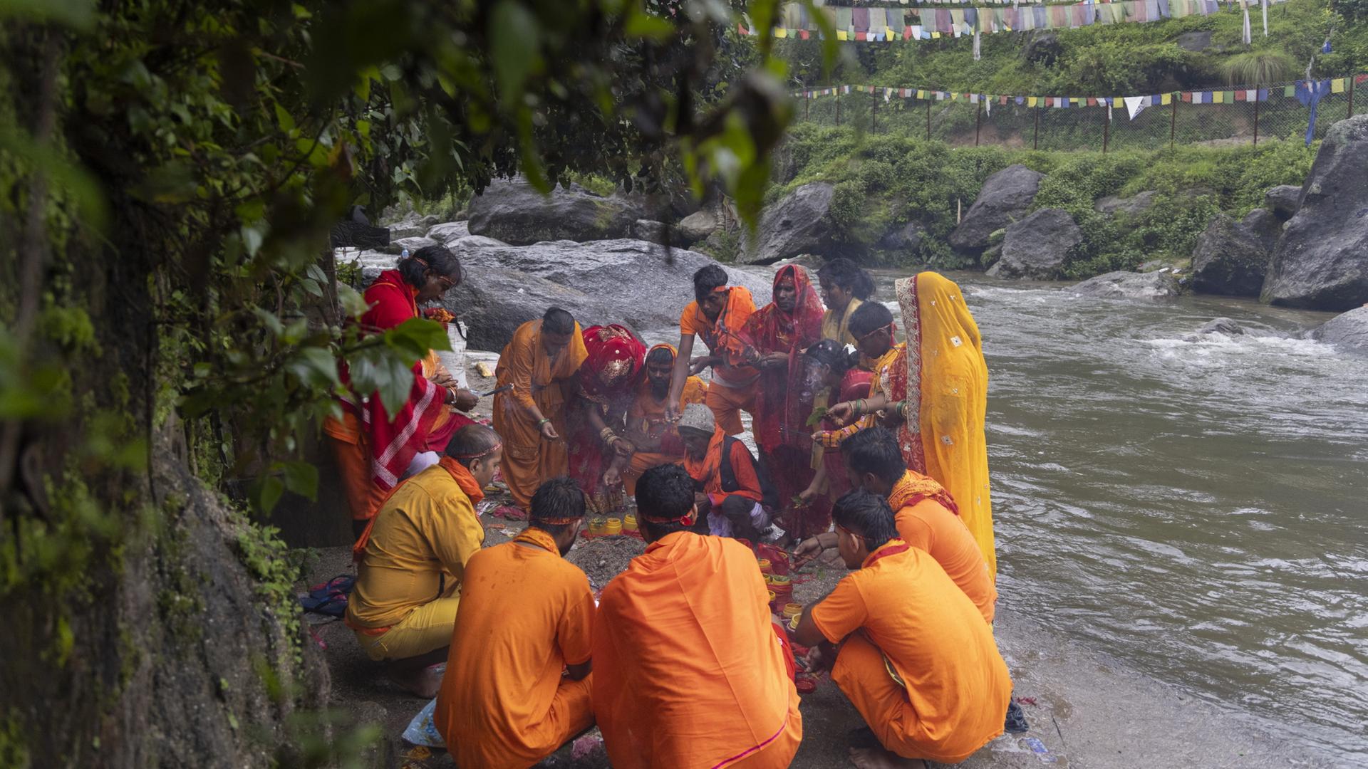 Pilger in Nepal, Musikfestival in Belfast, Hund auf Luftreifen