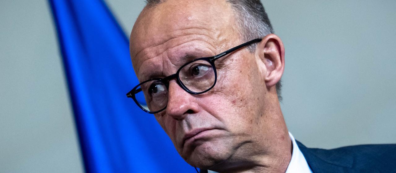 Bundeskanzler Friedrich Merz (CDU) nimmt an der Pressekonferenz im Bundeskanzleramt teil.