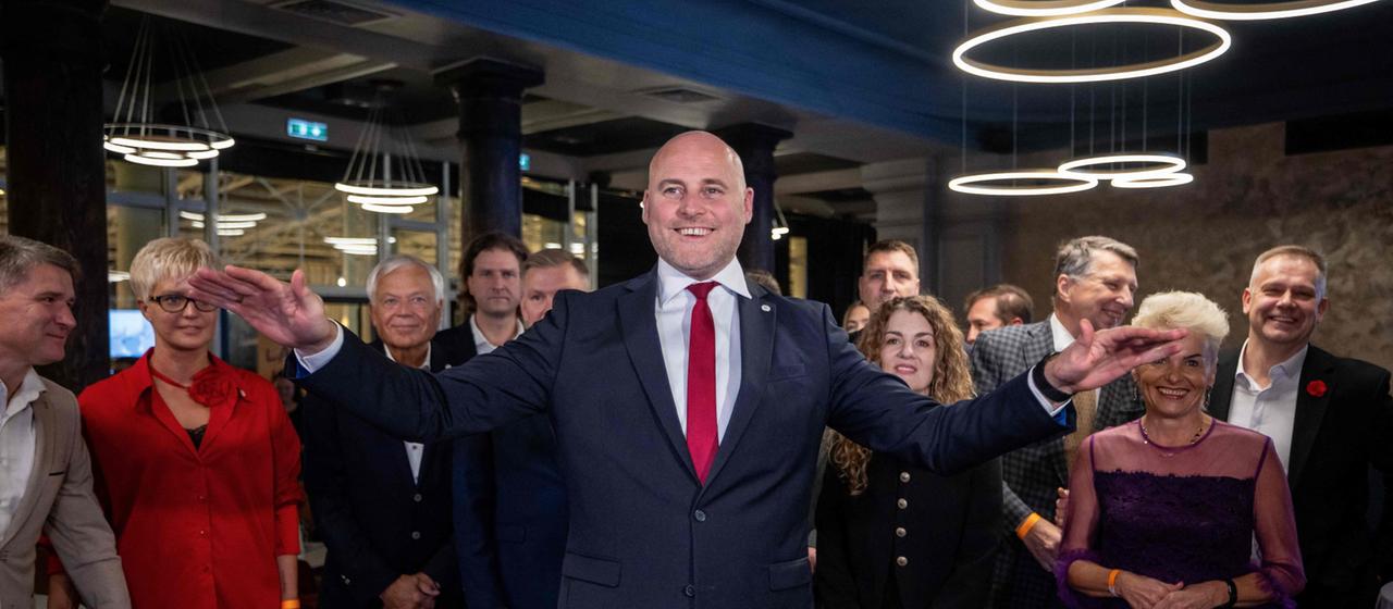 Der lettische Premierminister Andris Kulbergs wartet auf die ersten Hochrechnungsergebnisse der Parlamentswahl während der Wahlparty seiner Apvienotais Saraksts (United List)-Partei in Riga am 3. Oktober 2026.