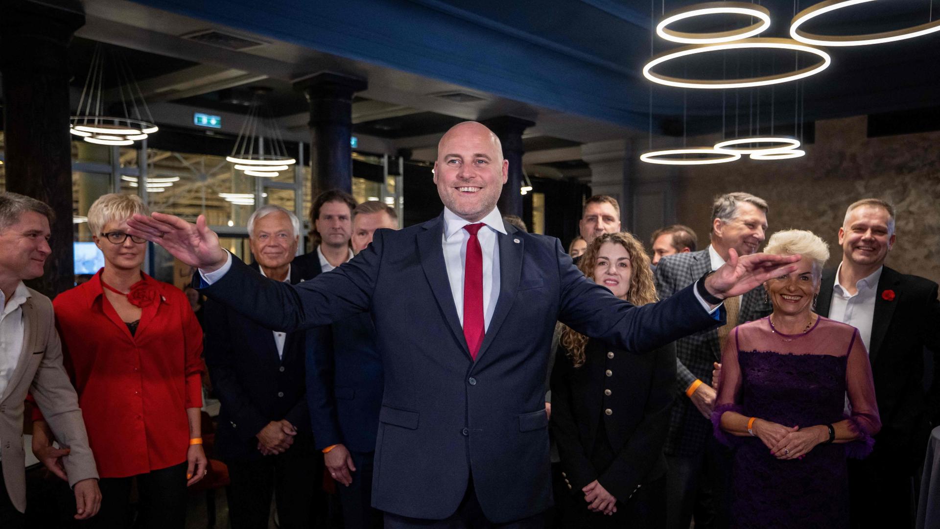 Der lettische Premierminister Andris Kulbergs wartet auf die ersten Hochrechnungsergebnisse der Parlamentswahl während der Wahlparty seiner Apvienotais Saraksts (United List)-Partei in Riga am 3. Oktober 2026. | AFP