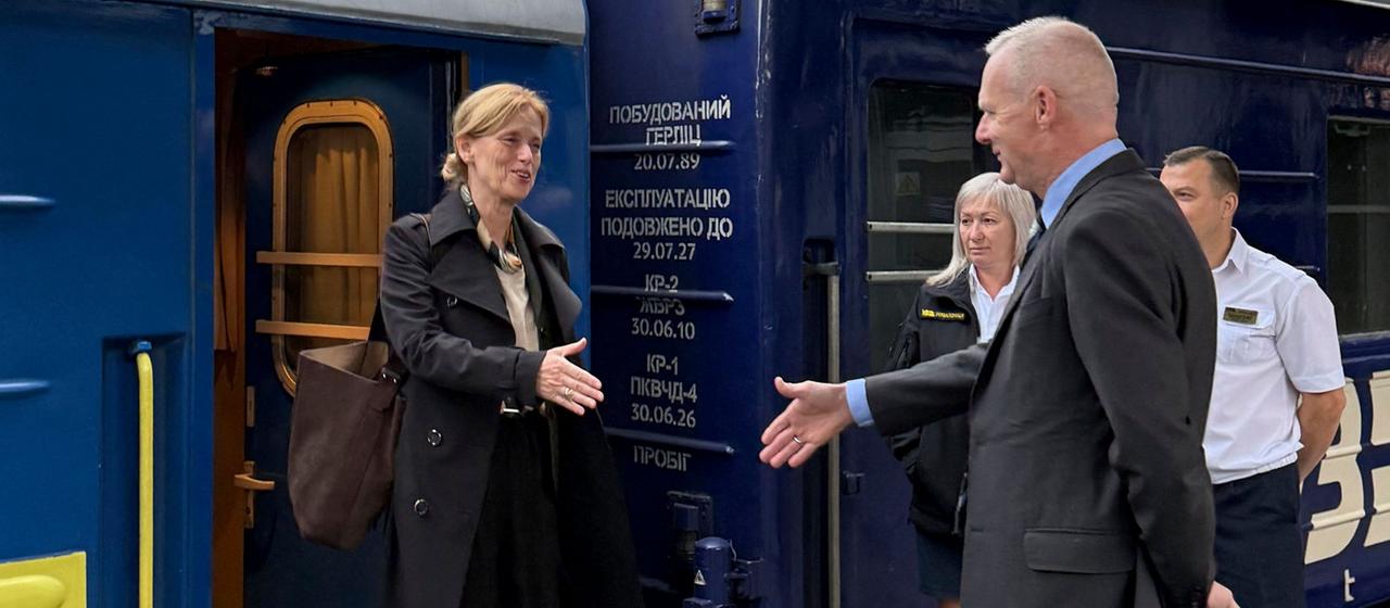 Karin Prien wird am Bahnhof in Kiew vom deutschen Botschafter Boris Ruge begrüßt.
