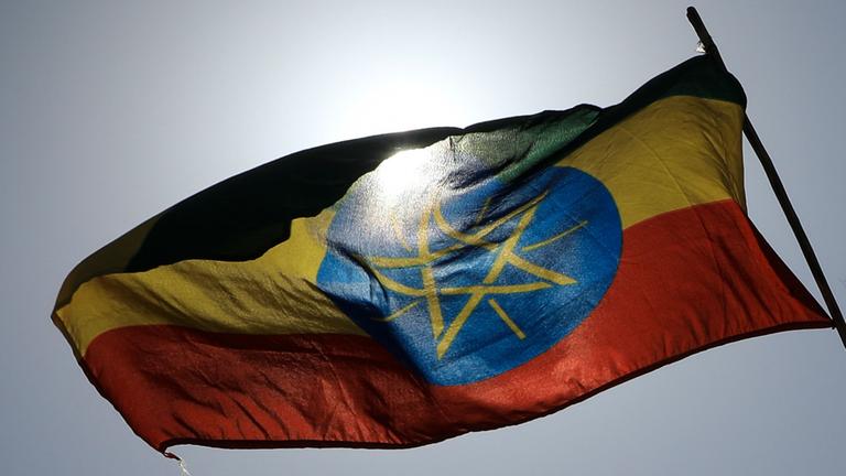 Die Flagge Äthiopiens weht an einem Fahnenmast.