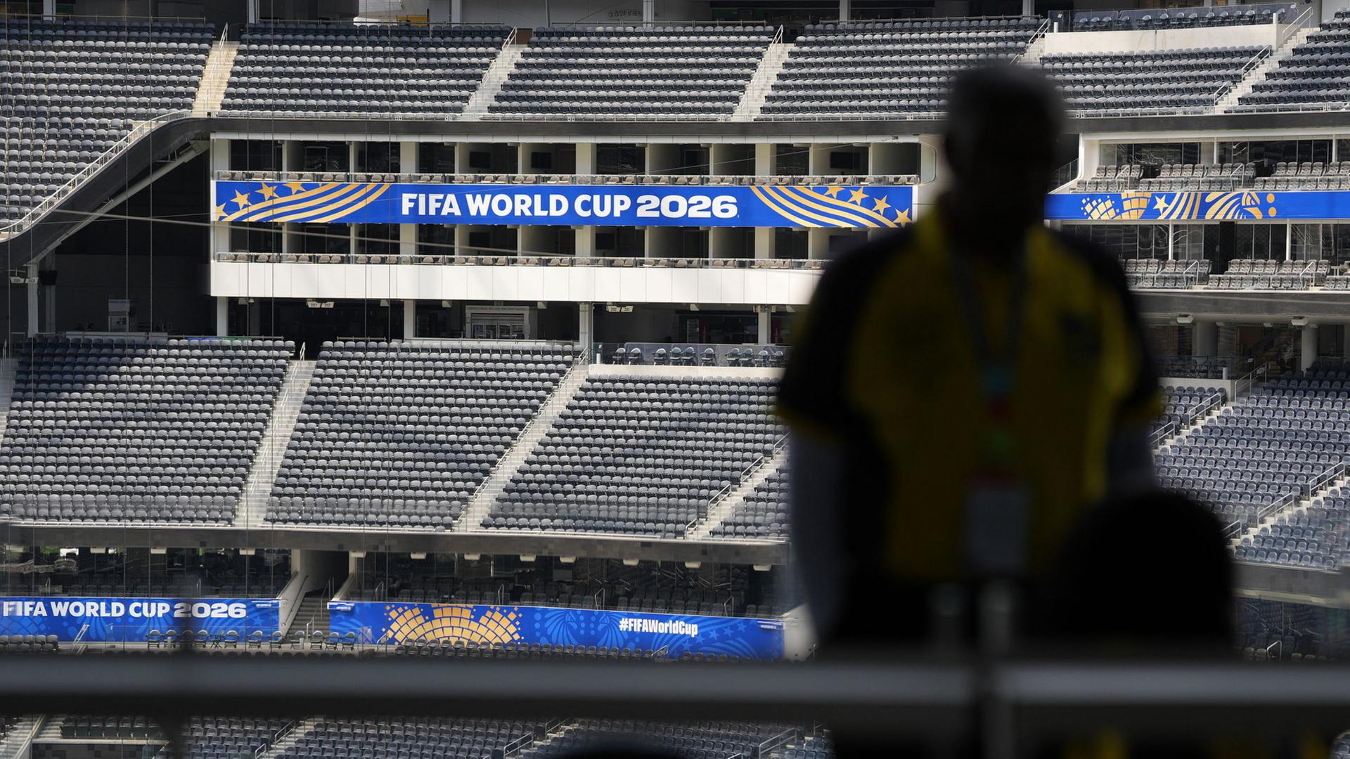Ein Mensch im WM-Stadion in Inglewood, Kalifornien | Getty Images via AFP