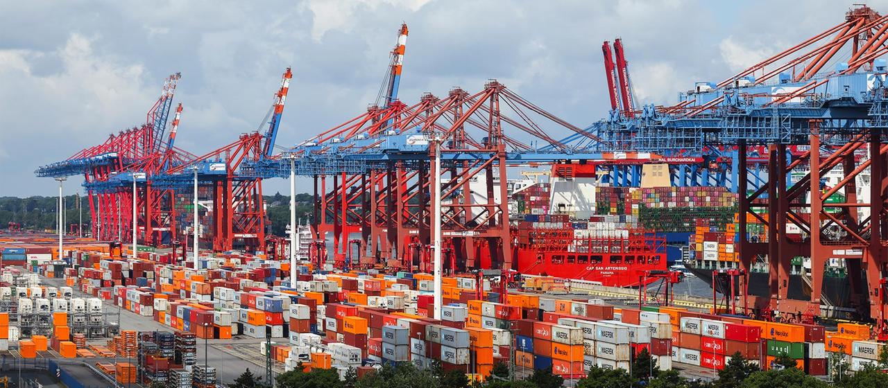 Container werden auf dem Terminal von Eurogate im Hafen von Hamburg umgeschlagen. | picture alliance/dpa Container werden auf dem Terminal von Eurogate im Hafen von Hamburg umgeschlagen.