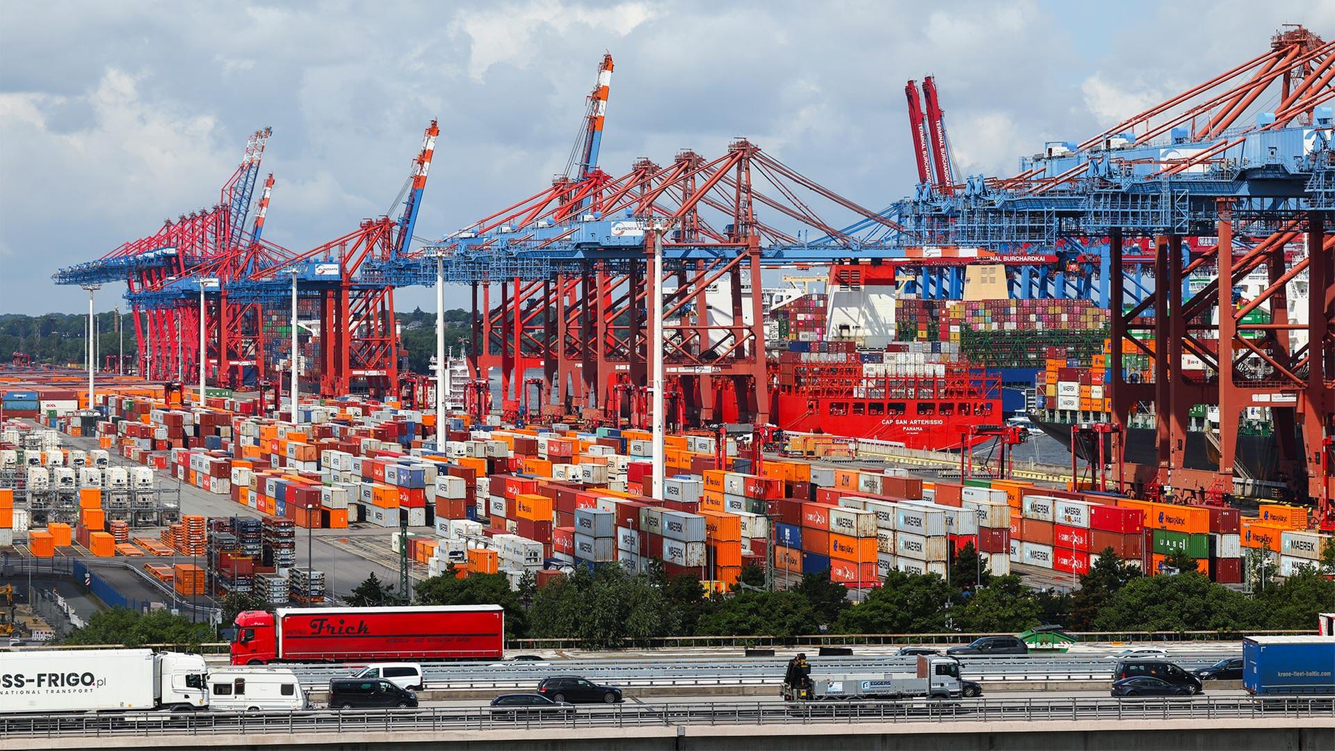 Container werden auf dem Terminal von Eurogate im Hafen von Hamburg umgeschlagen. | picture alliance/dpa