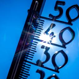 Ein Außenthermometer zeigt die Temperatur von knapp 40 Grad an