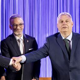Andrej Babis, Vorsitzender der tschechischen liberal-populistischen ANO, Herbert Kickl, Chef der rechten österreichischen FPÖ, und Viktor Orban, Ministerpräsident von Ungarn und Vorsitzender der Partei Fidesz, reichen sich die Hände.