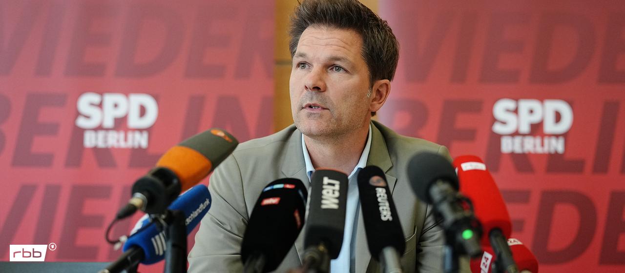 Steffen Krach, Spitzenkandidat der Berliner SPD, gibt nach Bekanntwerden von Ermittlungen eine Pressekonferenz. (Quelle: Picture Alliance/Kay Nietfeld)