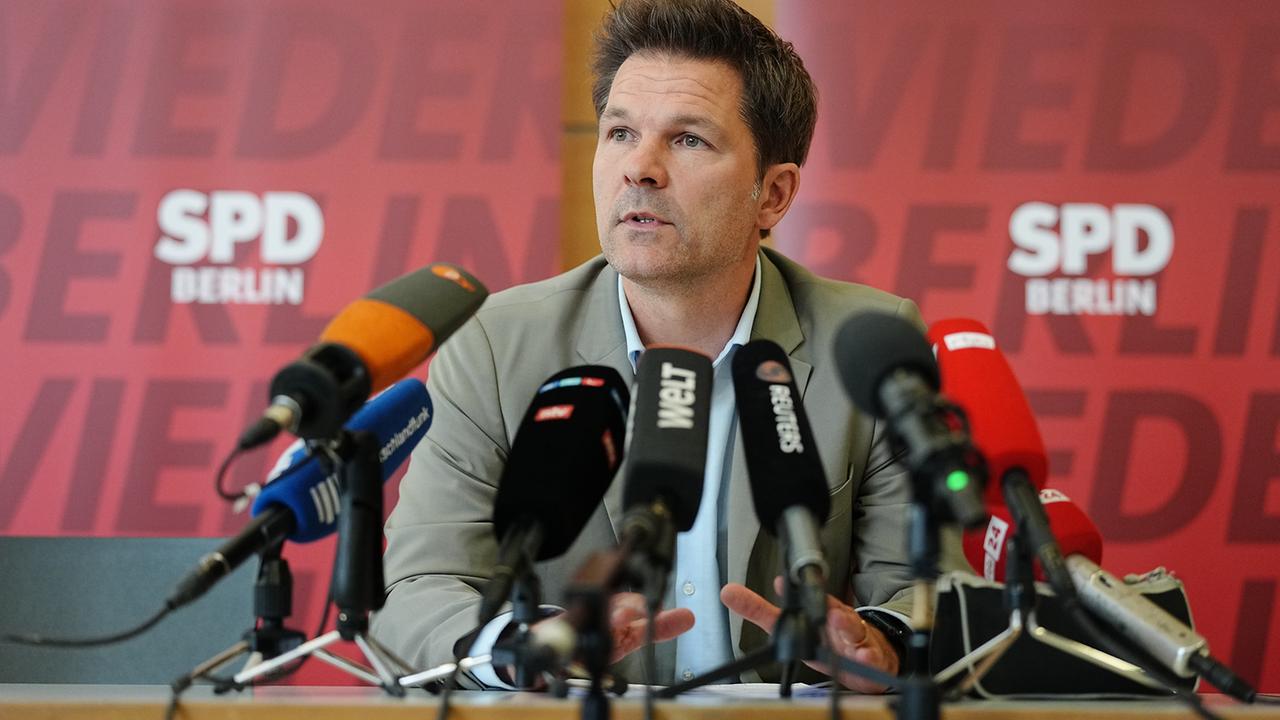 Trotz Ermittlungen: Krach will SPD-Spitzenkandidat in Berlin bleiben