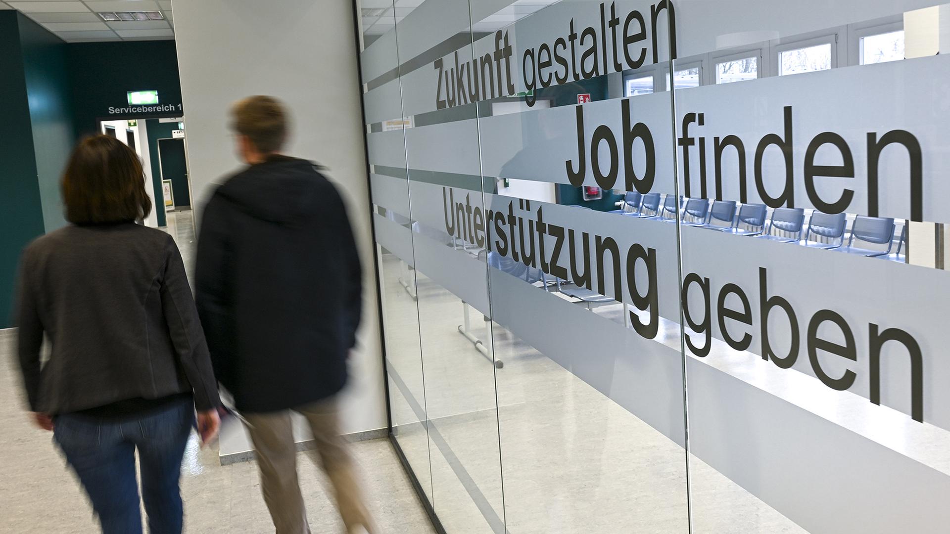 Menschen gehen in den GÃ¤ngen einer Agentur fÃ¼r Arbeit. | dpa