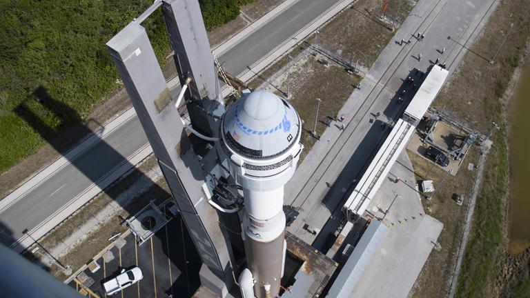 Das auf einer Atlas-V-Rakete der United Launch Alliance montierte CST-100 Starliner-Raumschiff von Boeing.