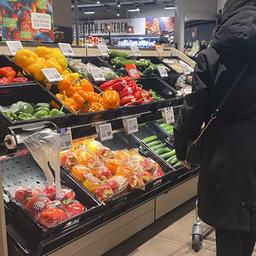 Eine Frau beim Einkauf in einem Supermarkt.