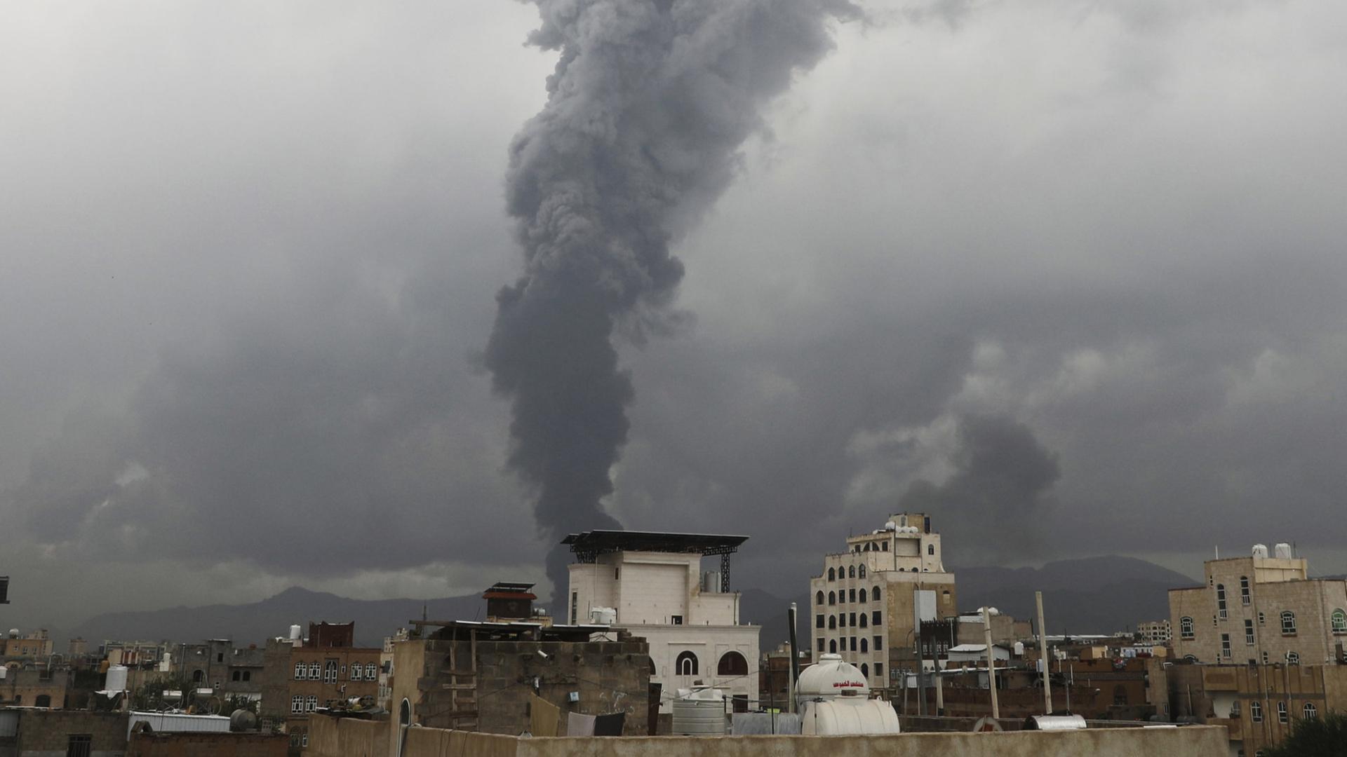 Rauch steigt in Sanaa auf nach einem israelischen Luftangriff. | AP