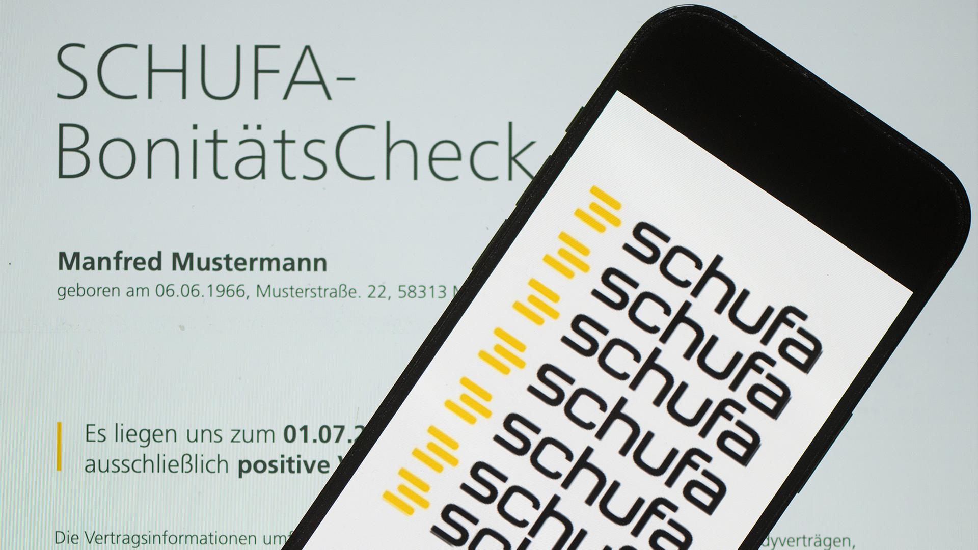 Ein Smartphone mit dem Logo der Wirtschaftsauskunftei Schufa | dpa