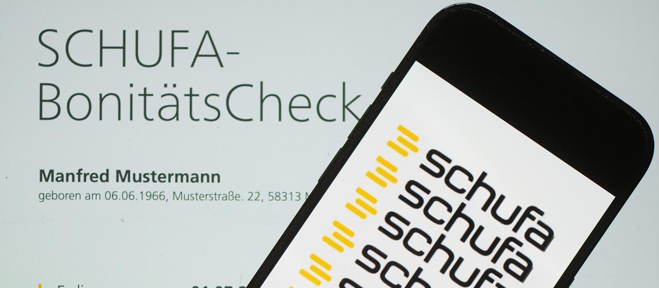 Ein Smartphone mit dem Logo der Wirtschaftsauskunftei Schufa