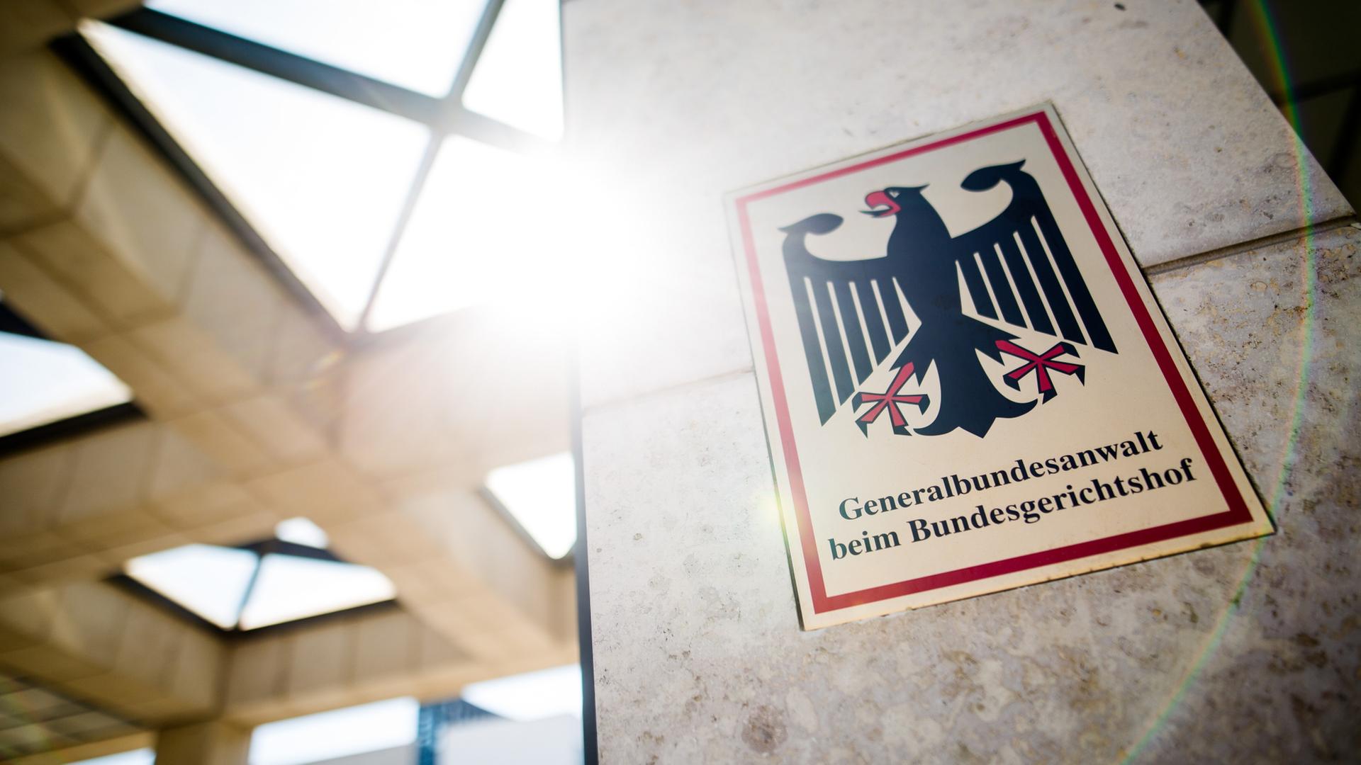 Ein Schild in der Bundesanwaltschaft beim Bundesgerichtshof | dpa