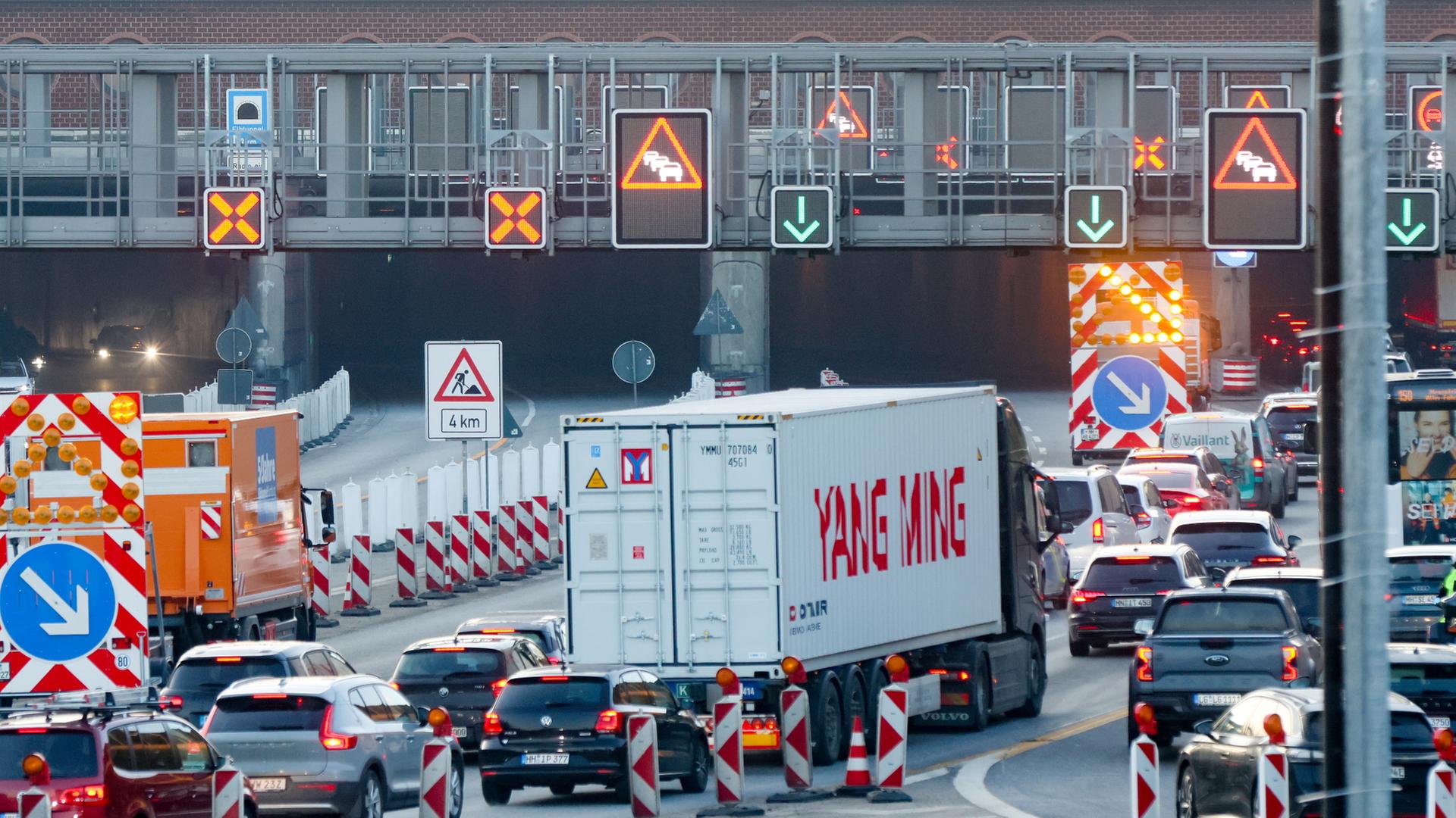 Autos stehen im Stau vor der Einfahrt zum Hamburger Elbtunnel | dpa
