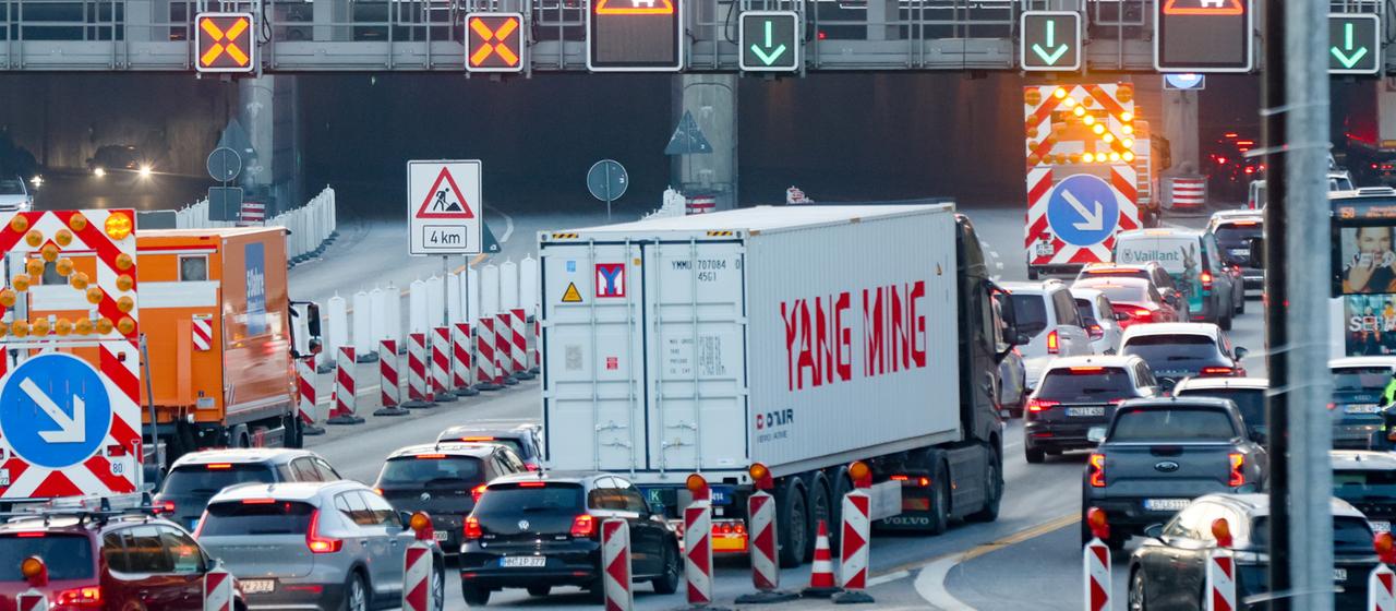 Autos stehen im Stau vor der Einfahrt zum Hamburger Elbtunnel