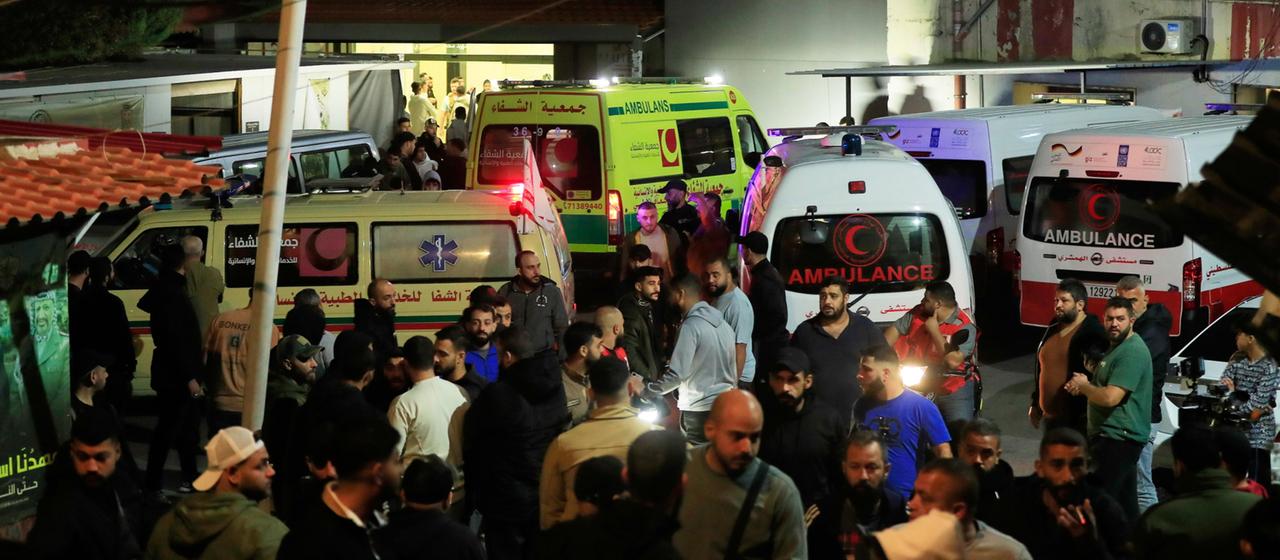 Menschen und Krankenwagen sind vor einem Krankenhaus im Libanon zu sehen, wohin Opfer eines israelischen Angriffs gebracht wurden.