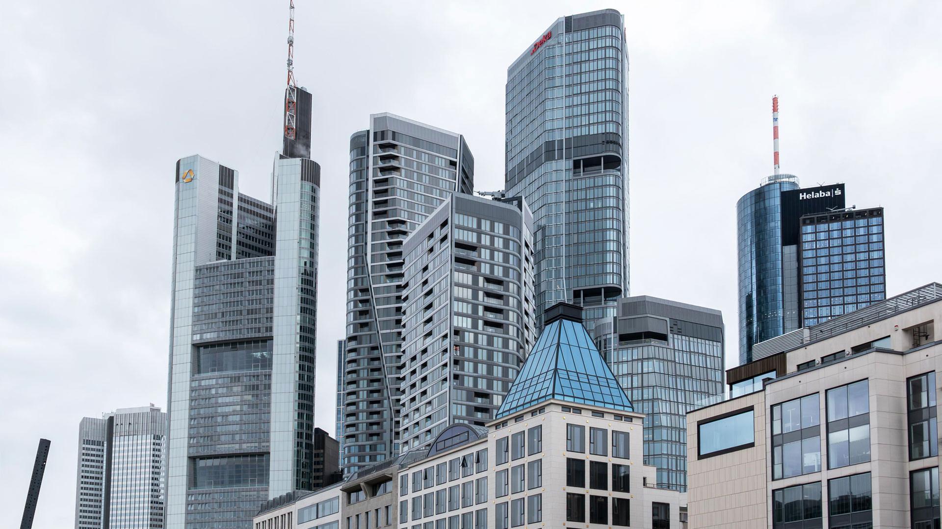 Blick auf die Skyline mit modernen Hochhäusern des Bankenviertels | picture alliance / W2Art / Thorsten Wagner