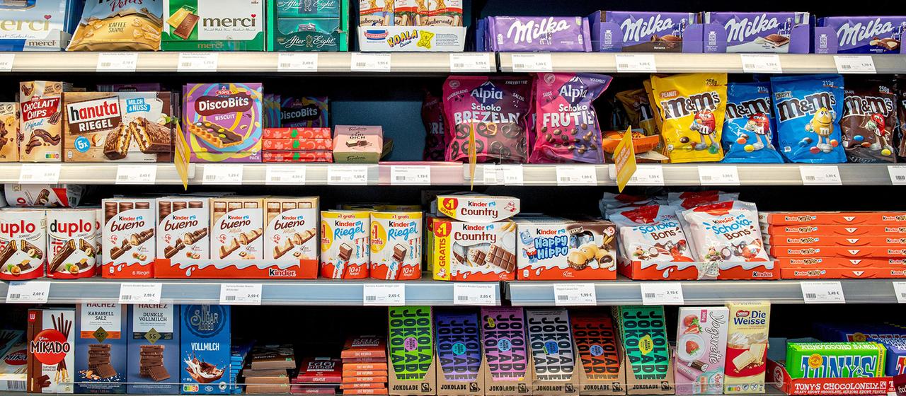 Ein Warenregal im Supermarkt