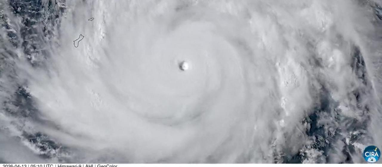 "Sinlaku" fegt über Westpazifik