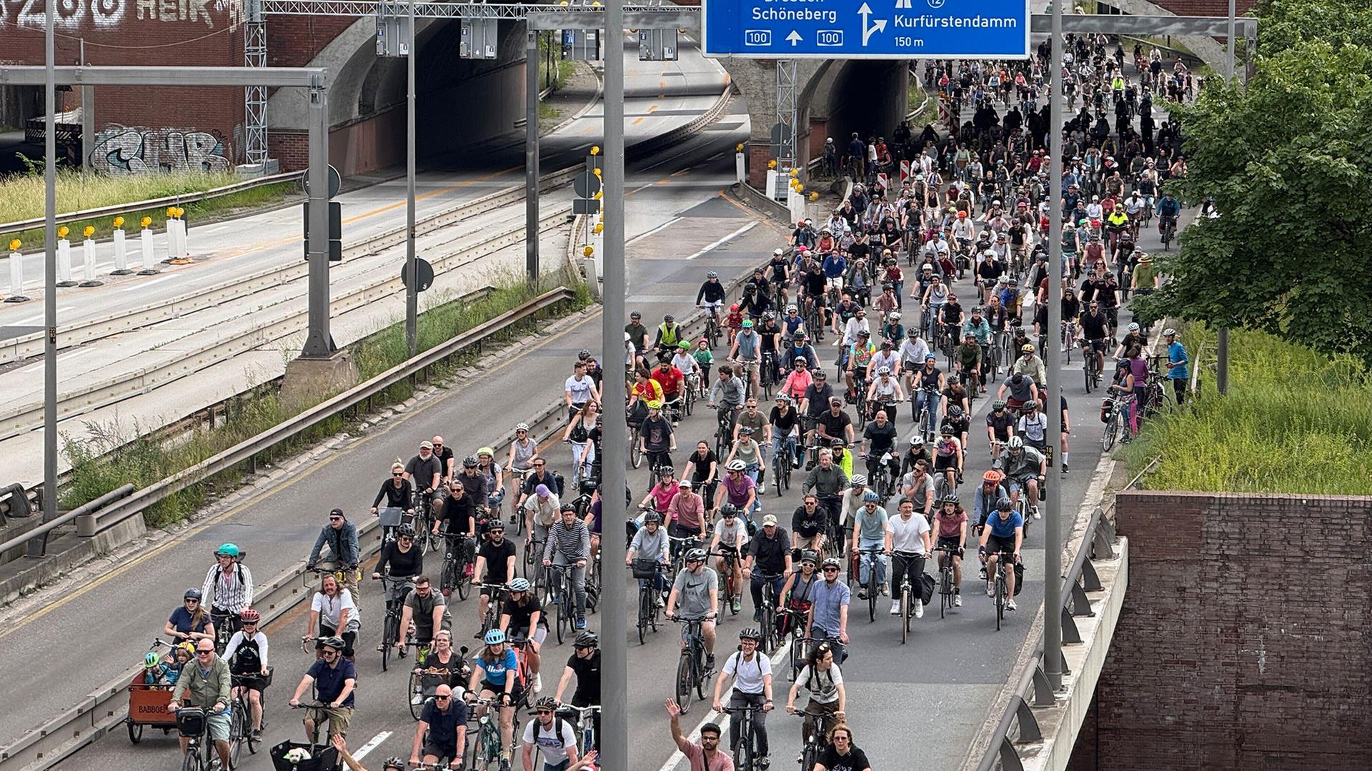 Fahrradfahrer sind in Berlin unterwegs. (Quelle: dpa/Michael Kappeler) | dpa/Michael Kappeler