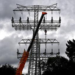 Bauarbeiten an einem Strommast