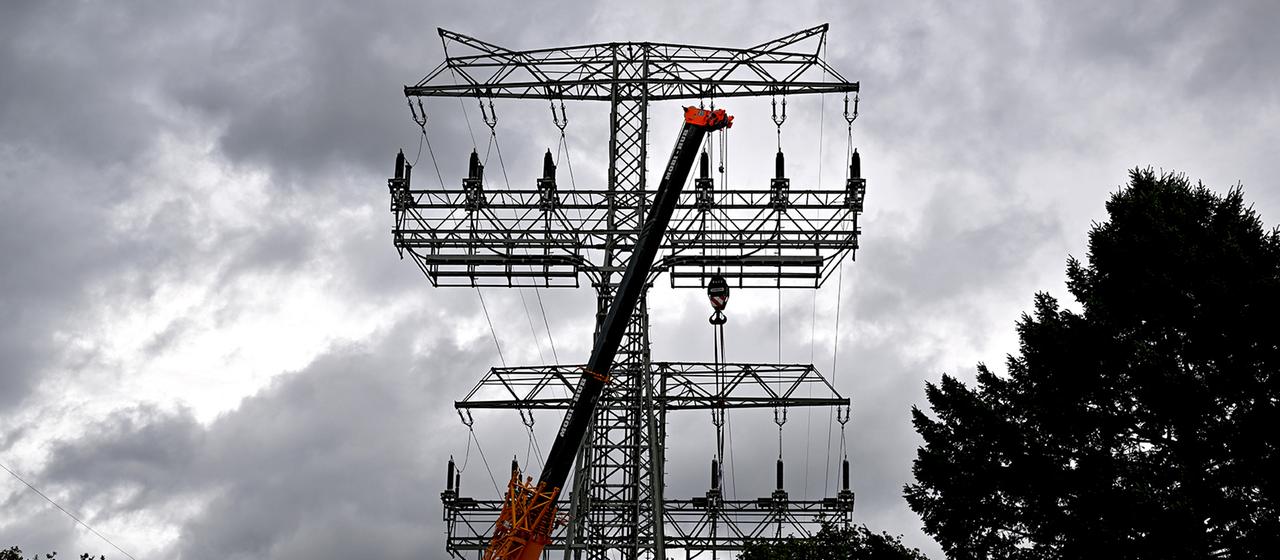Bauarbeiten an einem Strommast