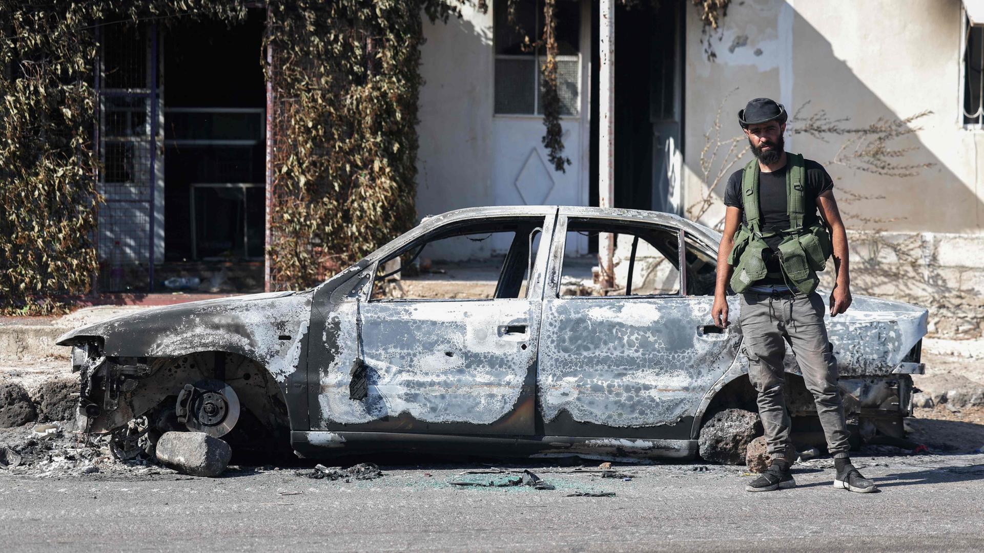 Stammes- und Beduinenkämpfer durchqueren das Dorf al-Dur im südlichen syrischen Gouvernement Sweida | AFP