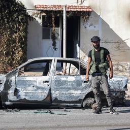 Stammes- und Beduinenkämpfer durchqueren das Dorf al-Dur im südlichen syrischen Gouvernement Suweida