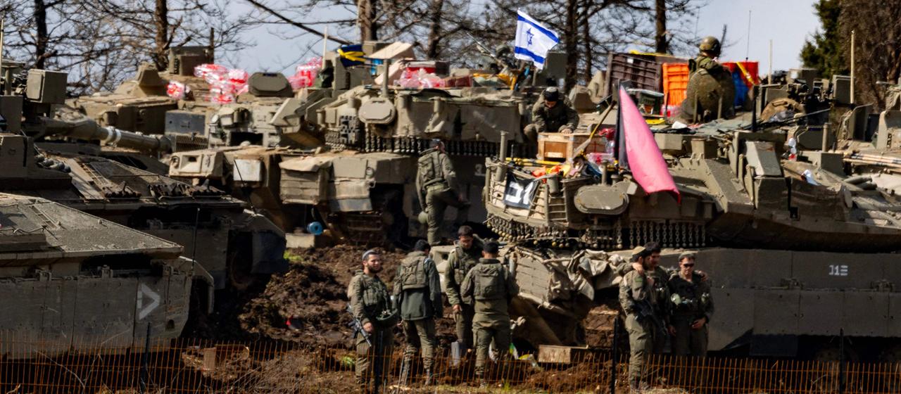 Soldaten stehen neben Panzern