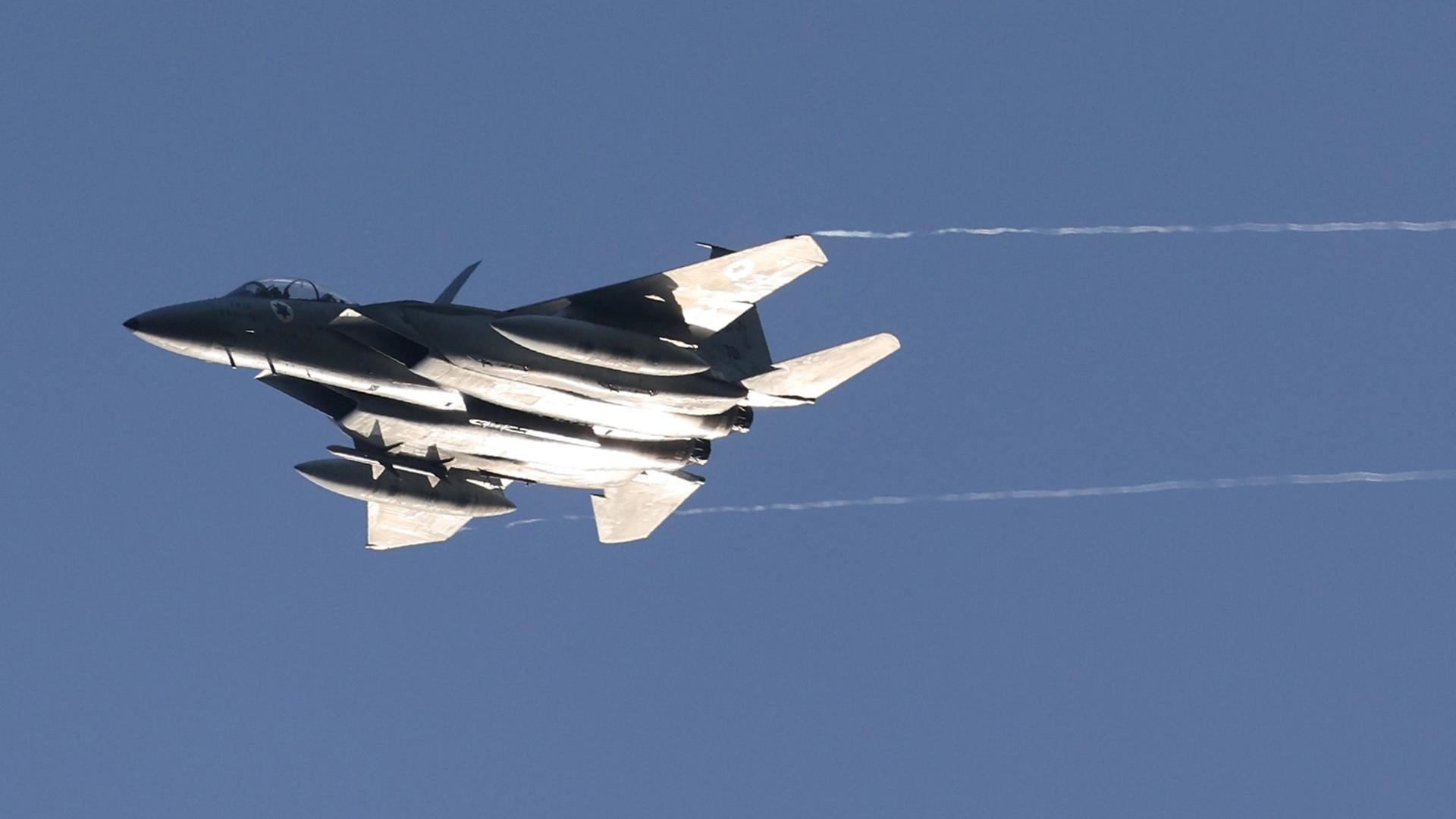 Ein F-15-Kampfflugzeug der israelischen Luftwaffe fliegt über Zentralisrael.  | EPA
