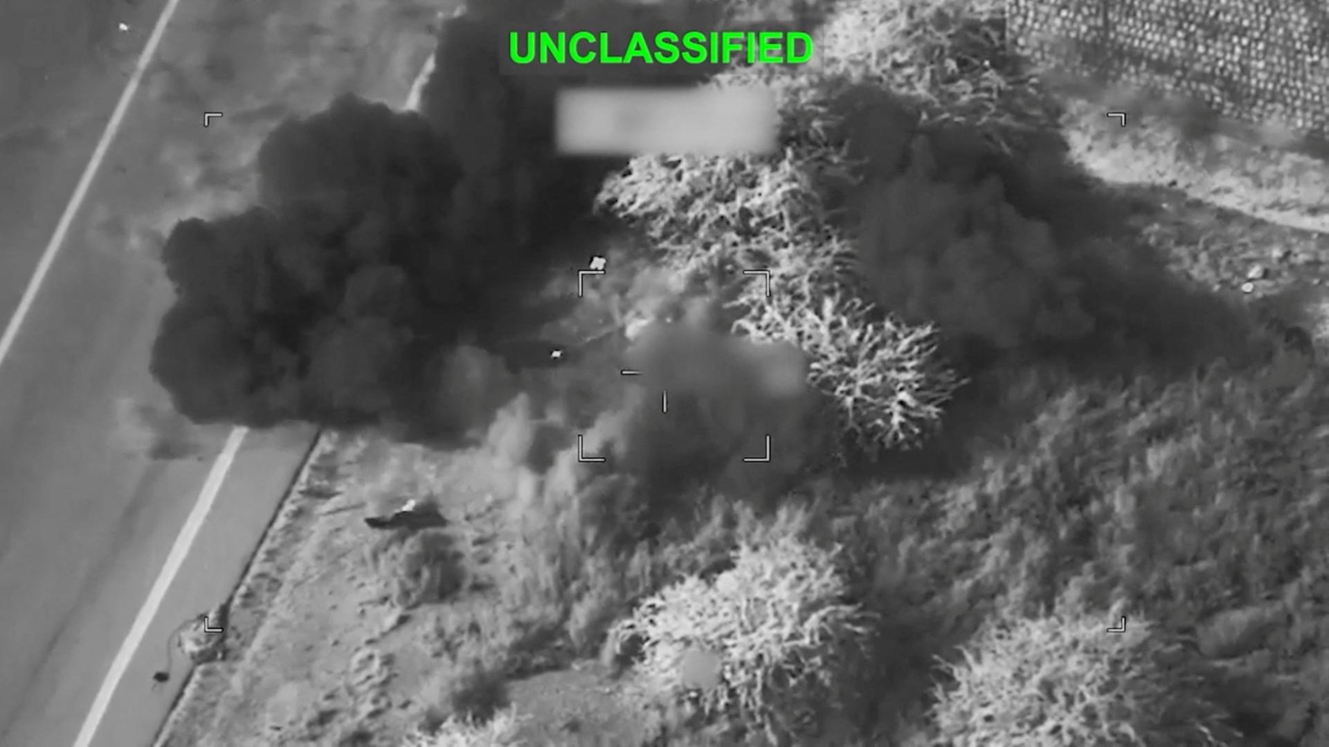 Rauch steigt von einer Explosion an einem unbekannten Ort auf - U.S. Central Command (CENTCOM) zufolge im Zuge der Angriffe auf Iran. | via REUTERS