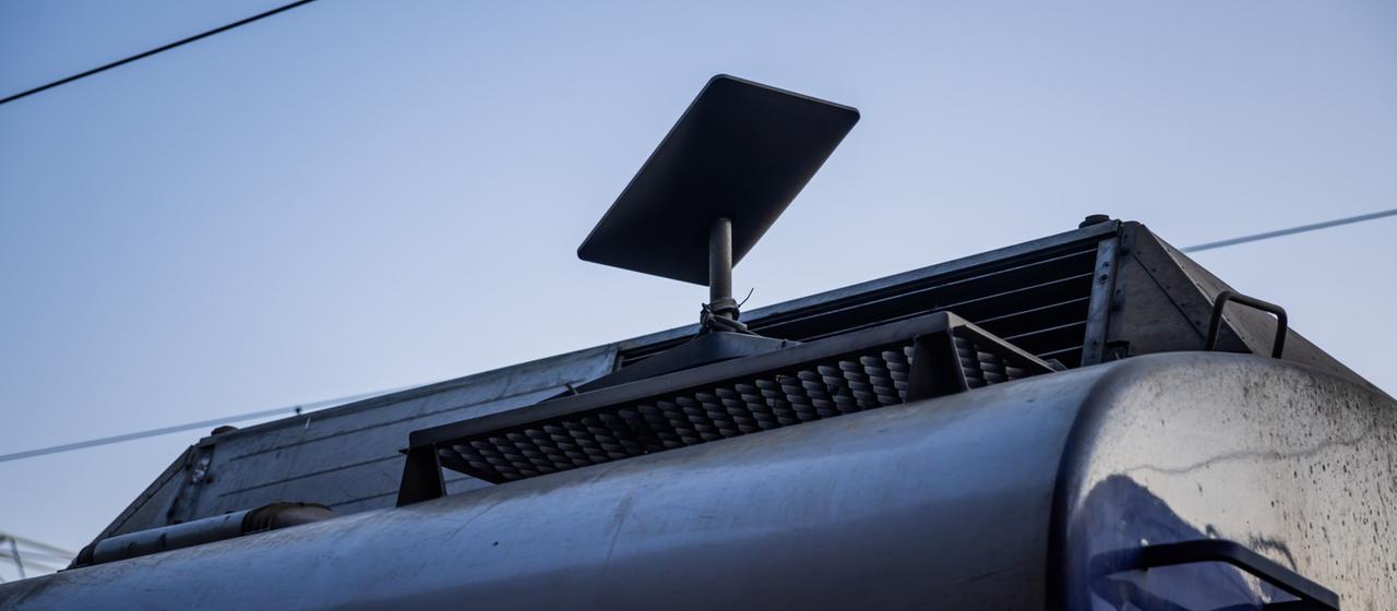Eine Starlink-Antenne auf einem Eisenbahnwaggon in der Ukraine